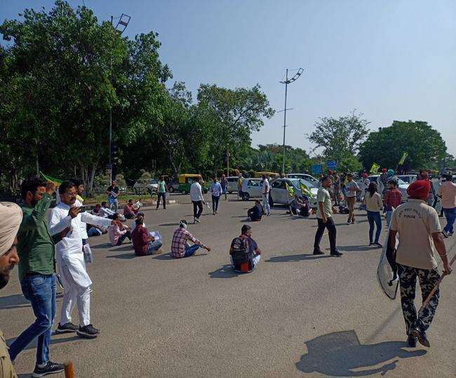 pti teachers protest on mohali airport road traffic jam police remove jam