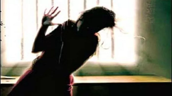 Mumbai Crime News: नाबालिग को अकेला पाकर आरोपी उसे एक लॉज में ले गया और उसके साथ दुष्कर्म किया