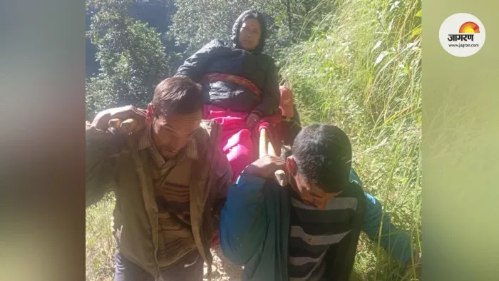 पांच माह बीते नहीं खुला बौना मार्ग, बीमार महिला को दस किमी दूर तक डोली से लाकर पहुंचाना पड़ा अस्पताल