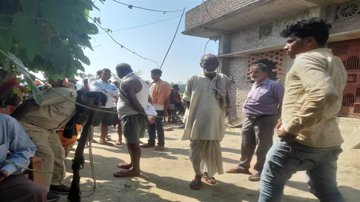 मुजफ्फरपुर के पारू में डकैती की घटना के बाद जुटी भीड़। फोटो-जागरण