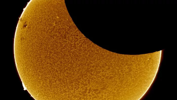 Solar Eclipse 2022: आगरा के युवा शिवम बंसल द्वारा खींची गयी सूर्य ग्रहण की तस्वीर।