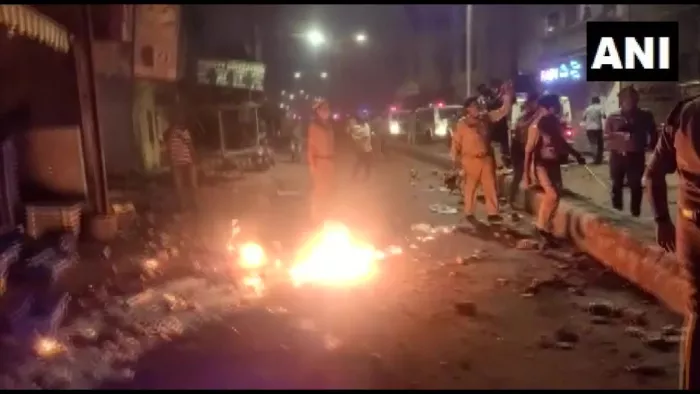 वडोदरा में स्थित पानीगेट में मुस्लिम मेडिकल सेंटर के करीब दीपावली की रात पथराव की घटना हुई।