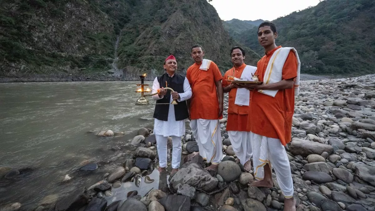 Akhilesh Yadav in Uttarakhand: परिवार संग देवप्रयाग पहुंचे अखिलेश यादव, मंदिर में टेका मत्था; संगम पर किया स्नान