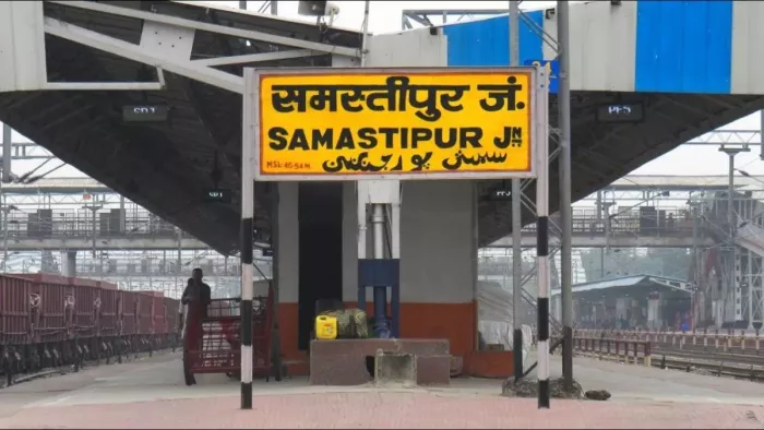 समस्तीपुर जंक्शन पर गंगासागर एक्सप्रेस से उतरने के दौरान असंतुलित होकर गिरा सहरसा का युवक।