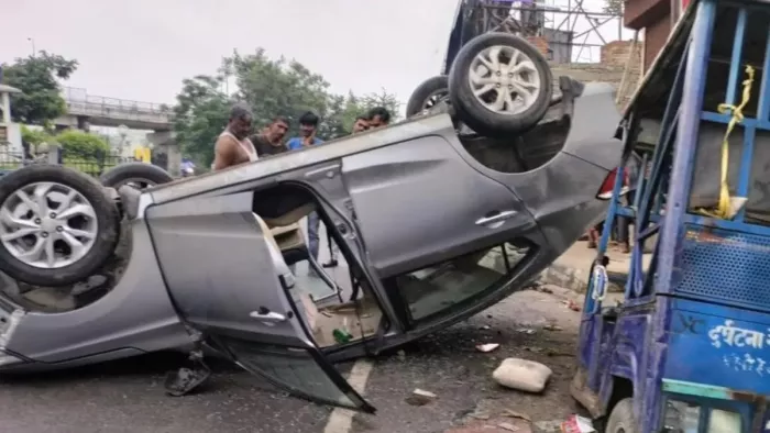 कार की टक्कर से ई-रिक्शा में सवार महिला की मौत, बेटा-बहू घायल। फाइल फोटो