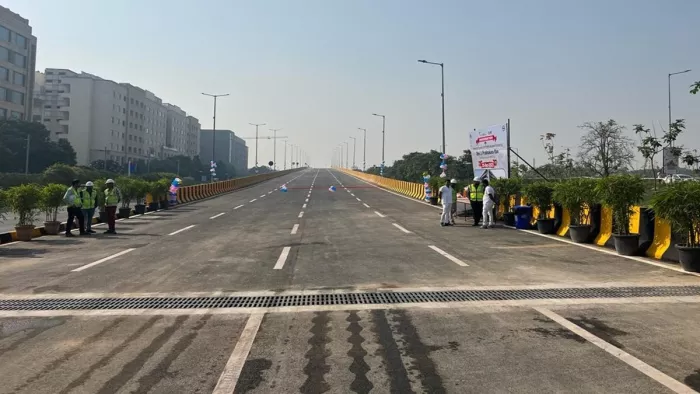 दिल्ली एयरपोर्ट के पास एयरोसिटी में बना फ्लाईओवर सौजन्य- डायल।