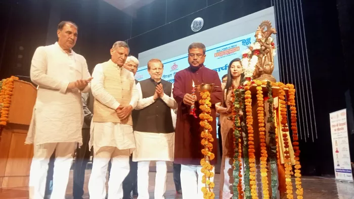 रोहतक के एमडीयू में पीएम श्री स्कूलों के लोकार्पण समारोह का शुभारंभ दीप प्रज्ज्वलित करते केंद्रीय शिक्षा मंत्री धर्मेंद्र प्रधान