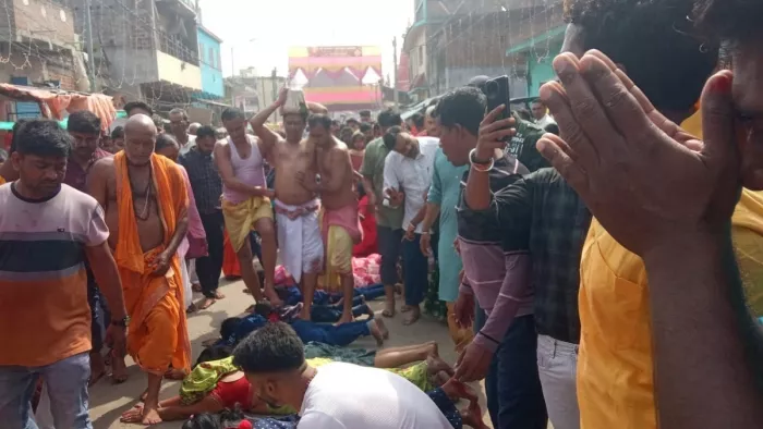 विसर्जन के रास्ते लेटकर अपने शरीर के ऊपर से कलश को पार करवाते ग्रामीण।