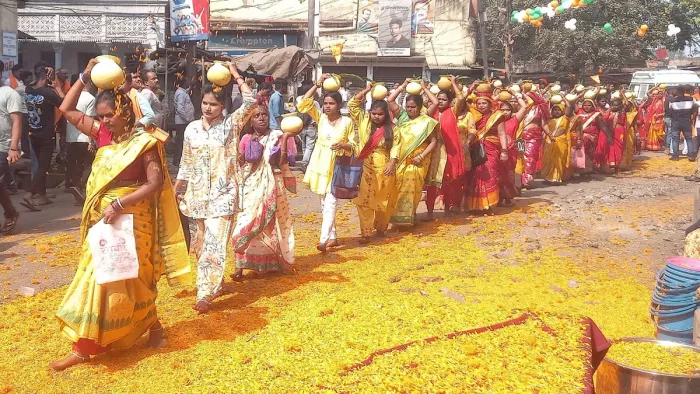 भव्य कलश यात्रा के लिए जातीं पंक्तिबद्ध महिलाएं।
