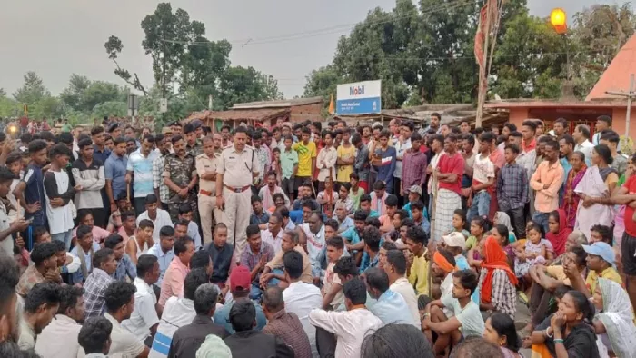हसडीहा थाना के कुरमाहाट में आक्रोशित भीड़ को समझाते पुलिस पदाधिकारी
