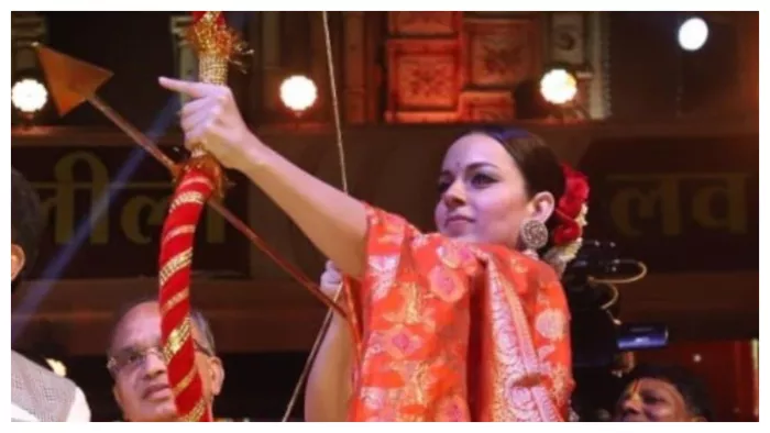 Kangana Ranaut shot arrow at Ravan Effigy in Delhi