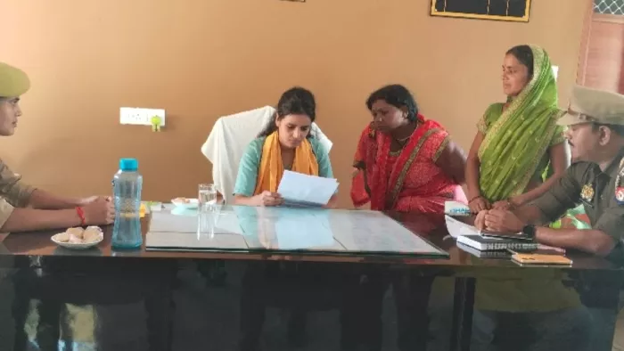 नेबुआ नौरंगिया थाना में फरियाद सुनतीं एक दिन की थानेदार बनी साक्षी तिवारी।- जागरण