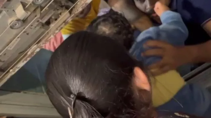 छोटे बच्चों समेत लिफ्ट में 15 मिनट तक फंसा रहा परिवार