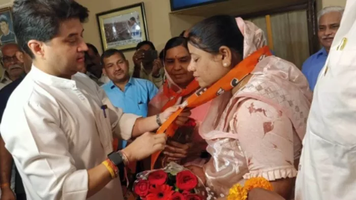 कांग्रेस से नाराज सास-बहू ने थामा बीजेपी का दामन (फोटो- नई दुनिया)