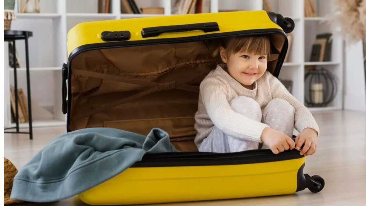 Travelling With Kids: बच्चों के साथ जा रहे हैं घूमने, तो इन चीजों को जरूर कर  लें पैक - Know What All To Pack When Travelling With Kids
