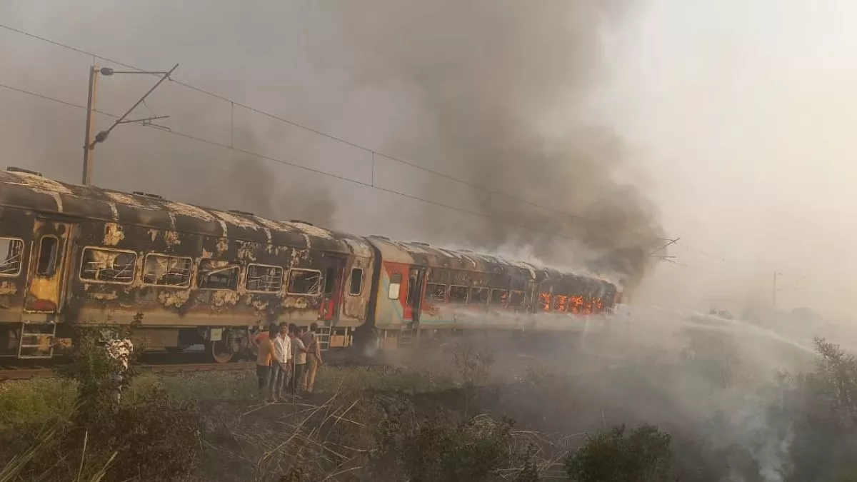 Patalkot Express Fire: आगरा के पास पातालकोट एक्सप्रेस के दो जनरल कोच में लगी भीषण आग, यात्रियों ने कूदकर बचाई जान - Patalkot Express Train catches fire near Agra uttar pradesh