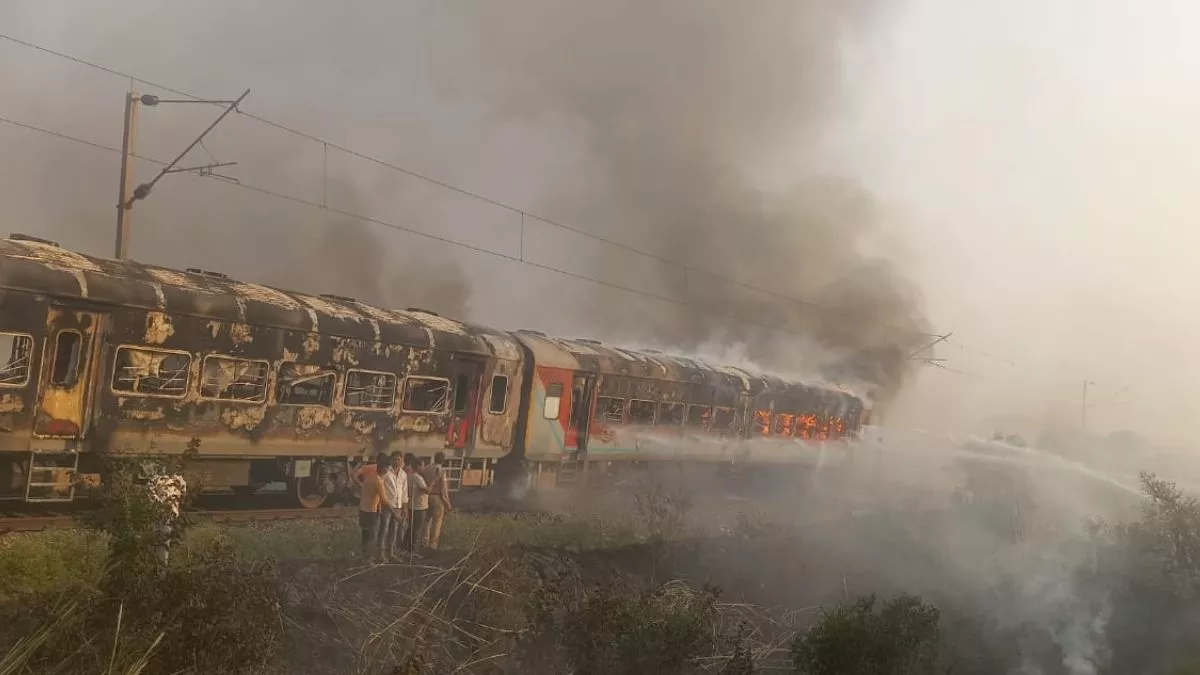 Patalkot Express Fire: आगरा के पास पातालकोट एक्सप्रेस के दो जनरल कोच में  लगी भीषण आग, यात्रियों ने कूदकर बचाई जान - Patalkot Express Train catches  fire near Agra uttar pradesh