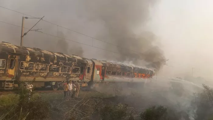 पातालकोट एक्सप्रेस ट्रेन के जनरल कोच में लगी आग।