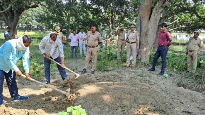 घटनास्थल पर कब्र से शव निकलते लोग व मौजूद पुलिस। -जागरण