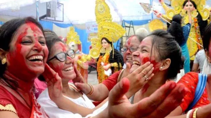विजयादशमी के मौके पर 'सिंदूर खेला' खेलती महिलाओं की एक तस्वीर।
