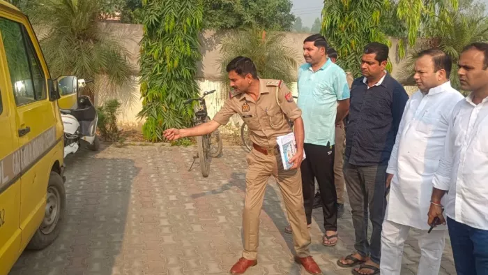 स्कूली मिनी बस पर गोली के निशान को दिखाते पुलिस कर्मी।- जागरण