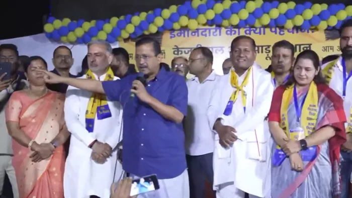 अरविंद केजरीवाल पर पदयात्रा के दौरान हमले की कोशिश।