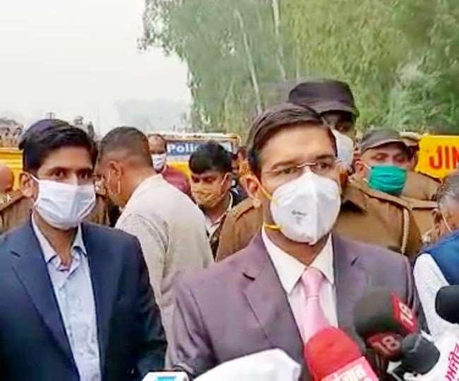 संगरूर के खनौरी में पत्रकारों से बातचीत करते हुए डीसी जींद डा. आदित्य दईया। (जागरण)