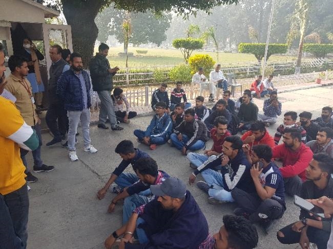 छात्रावास फीस वृद्धि के विरोध में छात्र संगठनों ने सौंपा ज्ञापन