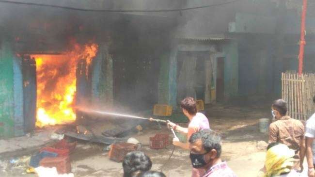घायलों को गोदाम से निकाल कर सफदरजंग अस्पताल पहुंचाया।