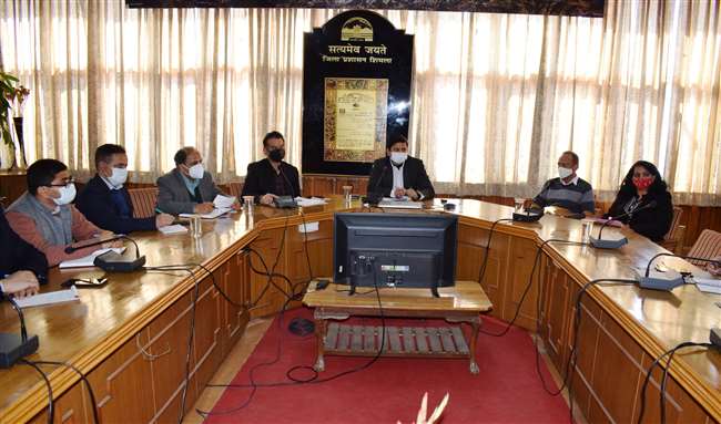 उपायुक्त आदित्य नेगी बैठक कीअध्यक्षता करते हुए। जागरण