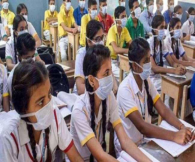 कर्नाटक के धारवाड़ में एसडीएम मेडिकल कालेज में 60 छात्र कोरोना संक्रमित पाए गए।