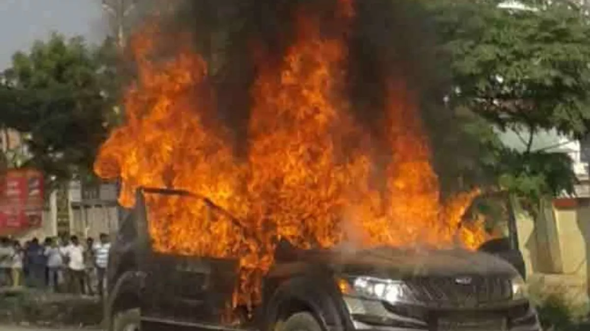 बीच हाईवे पर आग का गोला बनी कार, मुश्किल से बची पांच लोगों की जान