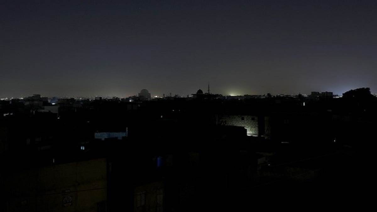 https://www.jagranimages.com/images/newimg/25112022/25_11_2022-black_out_in_pakistan_23226681.jpg