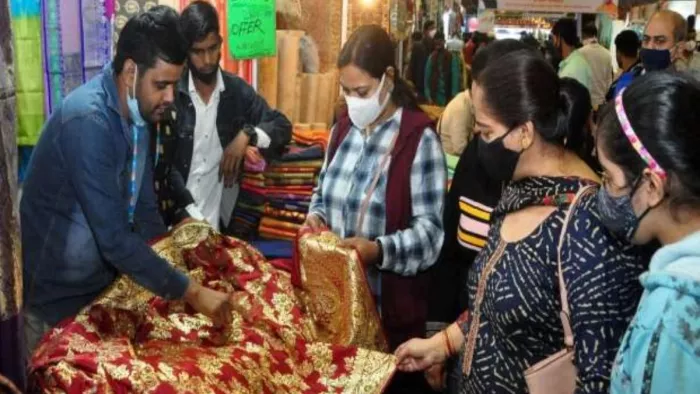 आओ तुम्हें चांद के पार ले चलें