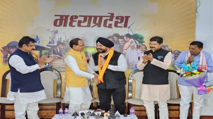 कांग्रेस को मिला करारा झटका, कमलनाथ के करीबी नरेंद्र सलूजा ने ली भाजपा की सदस्यता