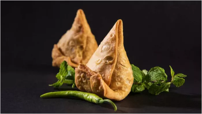 Samosa Interesting Facts: क्या कभी सोचा है क्यों त्रिकोण शेप का होता है समोसा?
