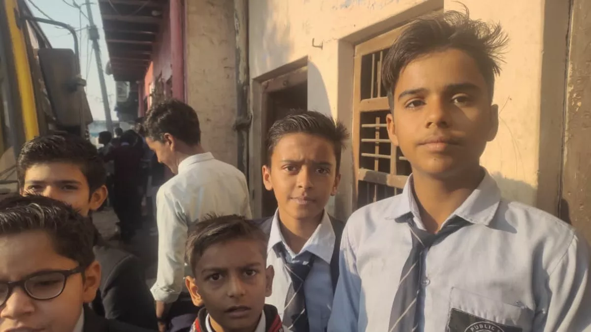 Hathras News: स्कूल की बस में लगी आग,छात्र-छात्राओं में मची अफरा तफरी, ग्रामीणों ने दिखाया साहस