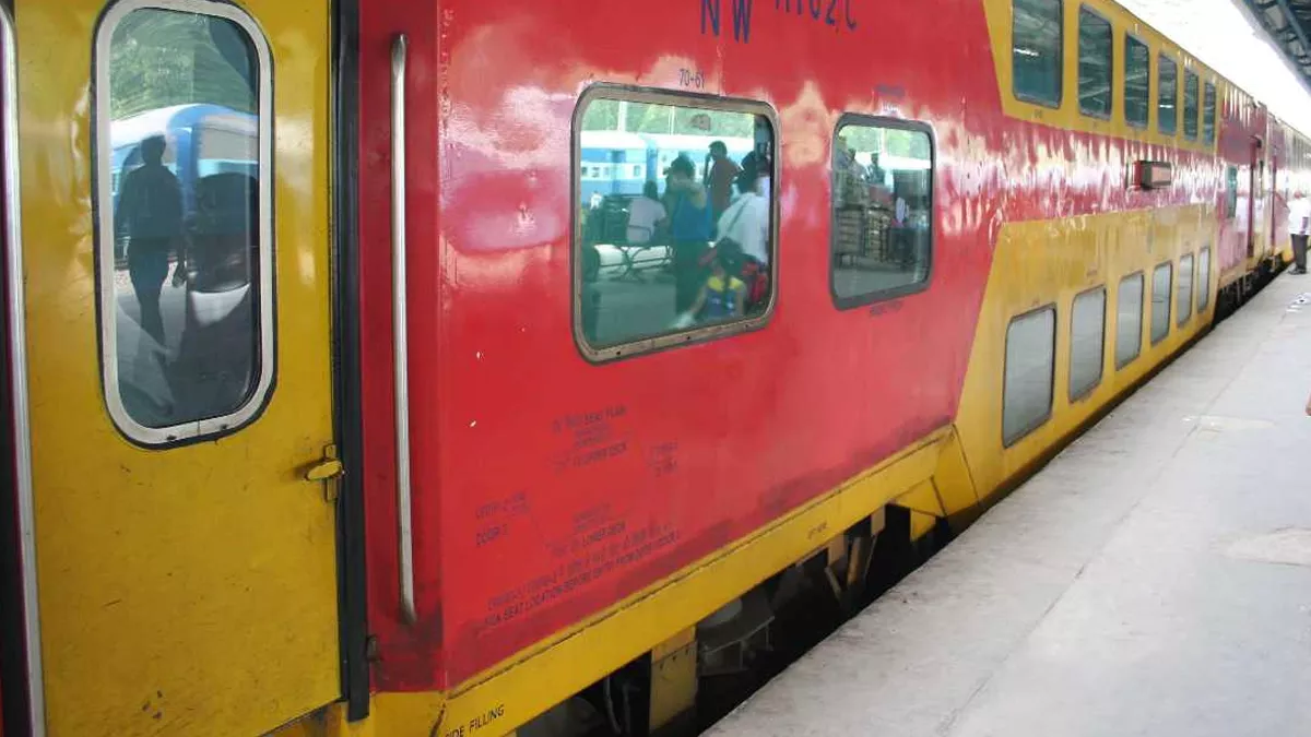 भारतीय रेल : सुपर एक्सप्रेस ट्रेन जल्द ही लाल रंग के रैक वाली कोचों के साथ दौड़ेगी, जमालपुर-हावड़ा रेल सेवा