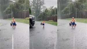 वायरल हो रहे वीडियो में एक छोटा बच्चा बारिश में बेधड़क डांस करते हुए दिख रहा है।