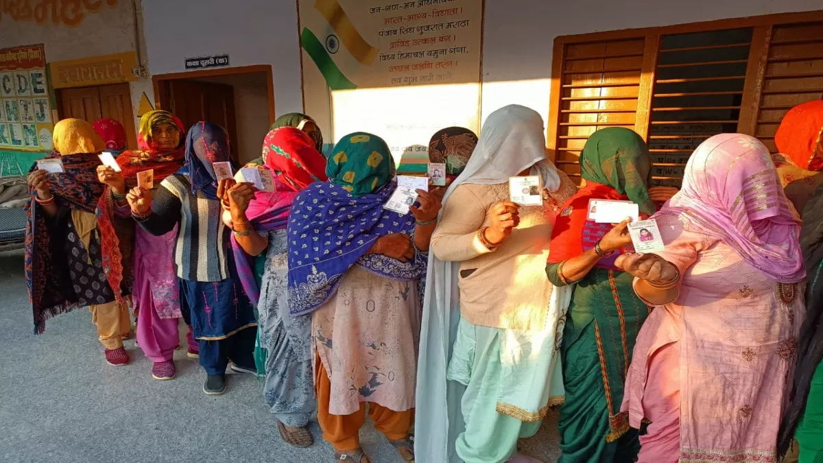 Haryana Panchayat Election: हिसार में कहीं तनाव तो कहीं शांतिपूर्ण माहौल में सरपंच व पंच के लिए हो रहा मतदान