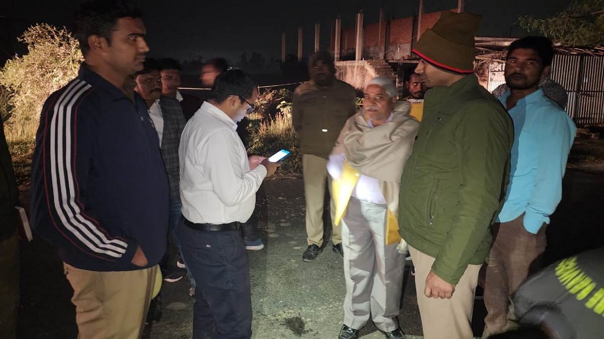 https://www.jagranimages.com/images/newimg/25112023/25_11_2023-ambedkarnagar_fire_23588963.jpg