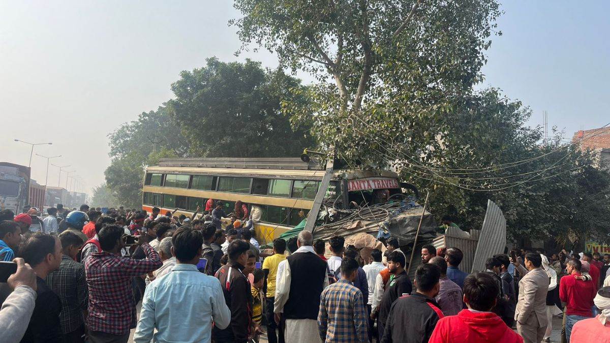road accident at agra gwalior highway unontroled sleeper coach bus rammed into roadside ditches