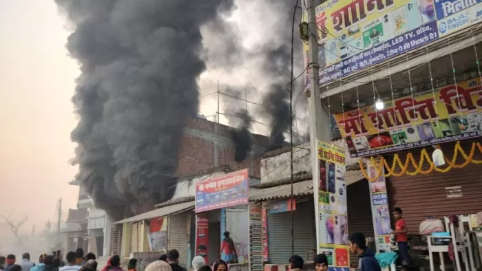 पूर्वी चंपारण में एक घर में लगी भीषण आग, तीन लोगों की दर्दनाक मौत