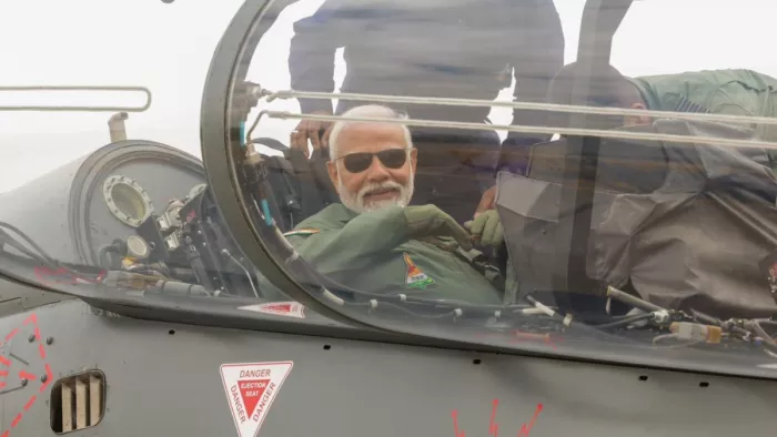 पीएम नरेंद्र मोदी ने तेजस विमान पर की सैर (सोर्स: @narendramodi)