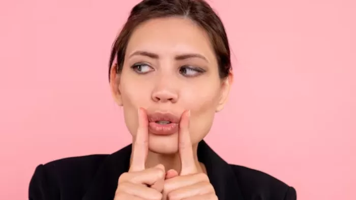 Chapped Lips: सर्दियों में इस तरह रखें होठों को इस तरह बनाएं मुलायम