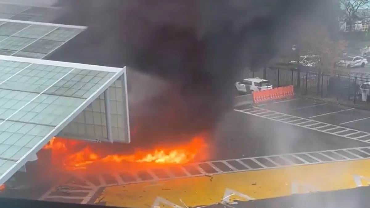 https://www.jagranimages.com/images/newimg/25112023/25_11_2023-us_car_crashed_23588979.jpg
