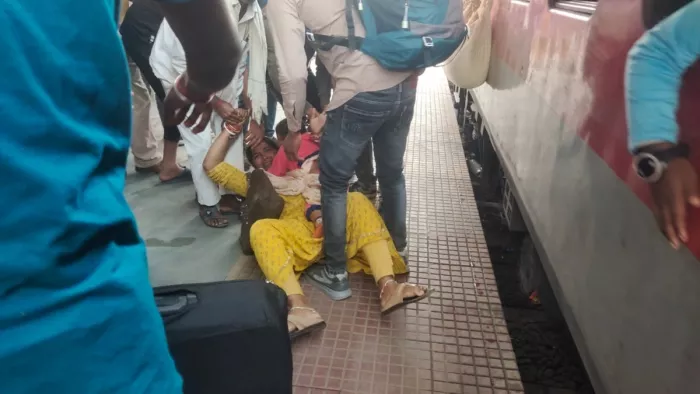 जमुई में ट्रेन से बच्चे के साथ कूदी महिला (जागरण)