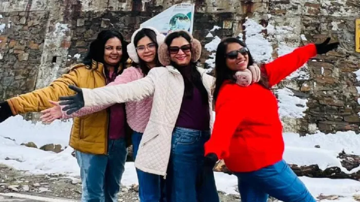भद्रवाह में रविवार को बर्फबारी के बाद घूमने पहुंचीं पर्यटक l (जागरण फोटो)