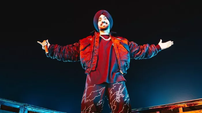 फैन ने स्टेज पर चढ़ कर दिया शादी का ऐलान (Photo Credit- Instagram)