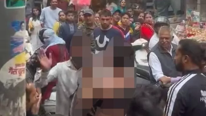 बाजार में महिला के अंडर गारमेंट्स पहनकर वीडियो वाले युवक की धुनाई।